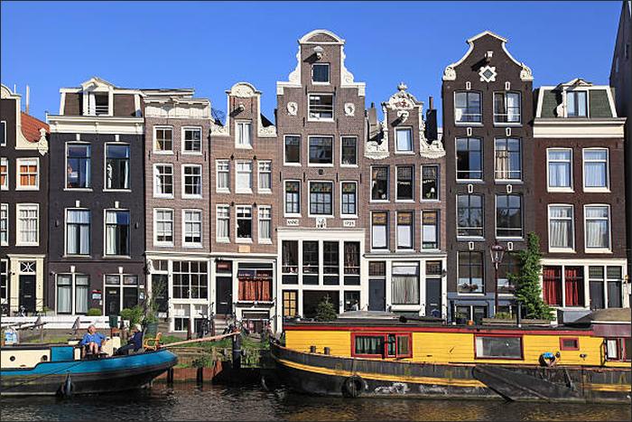 Expressionist Architecture in Amsterdam and Berlin