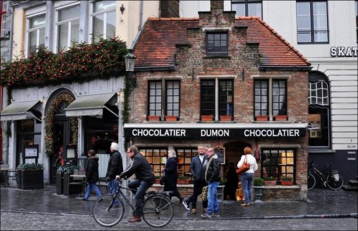 Brugge: A canal city smells like chocolate