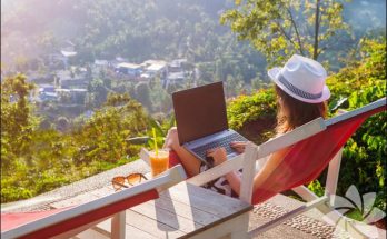 What is a travel blogger? How much money does they make?
